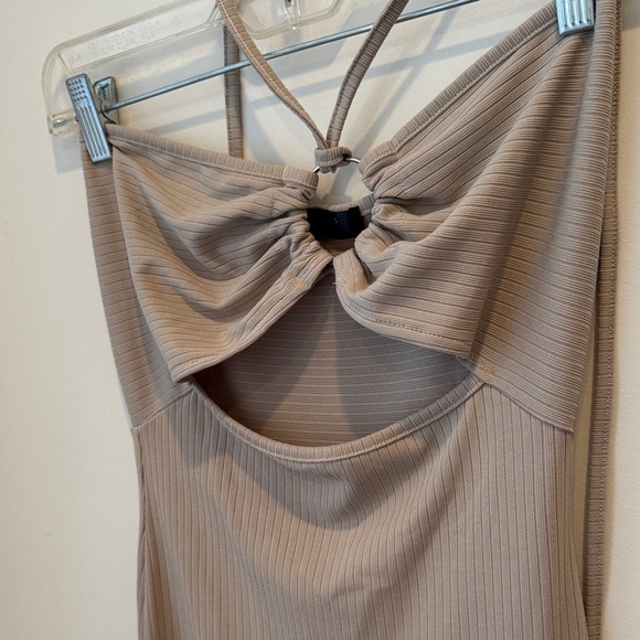 Chic Strapless Beige Dress with Cut-Out Design - Picture 2 of 3